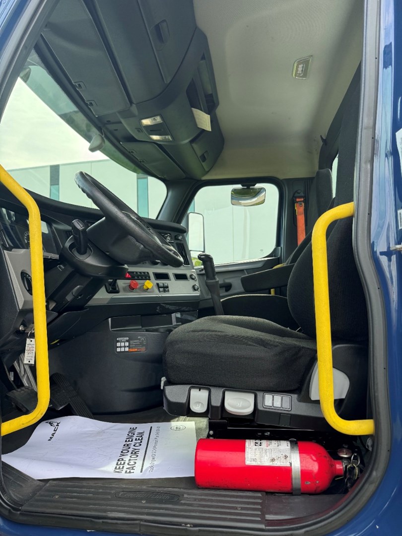2019 FREIGHTLINER CASCADIA 113 - USED TRUCKS DAY CAB - image 12